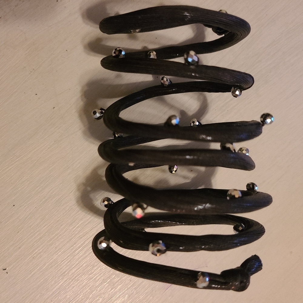 Cute little bracelet w silver studs - Picture 2 of 6